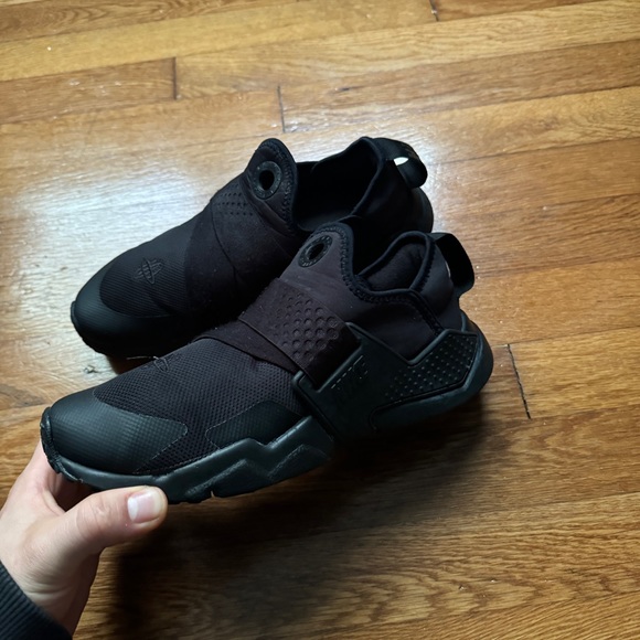 Womens All Black Nike Hurache Shoes - Picture 2 of 10